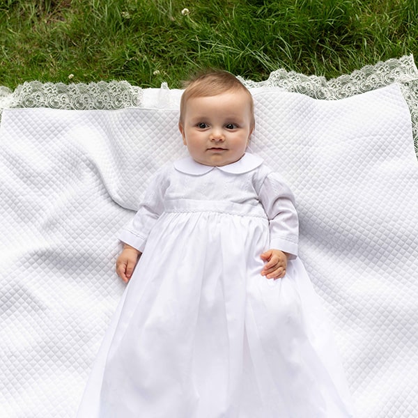 Doit-on habiller son enfant en blanc le jour du baptême ? - Fil de légende