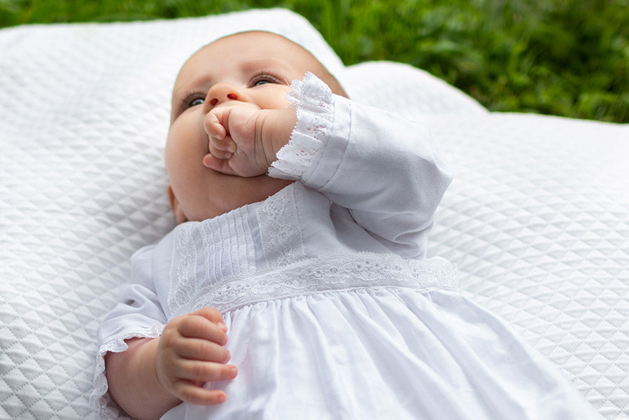 Peut-on mettre une robe de baptême à un garçon ? - Fil de légende Paris