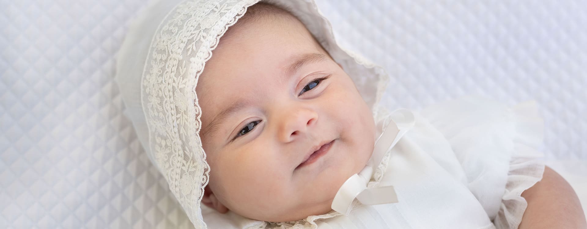 Bonnet de baptême bébé fille en mousseline de coton et dentelle. Modèle Gloria. Boutique Fil de Légende à Paris, Neuilly-sur-Seine.