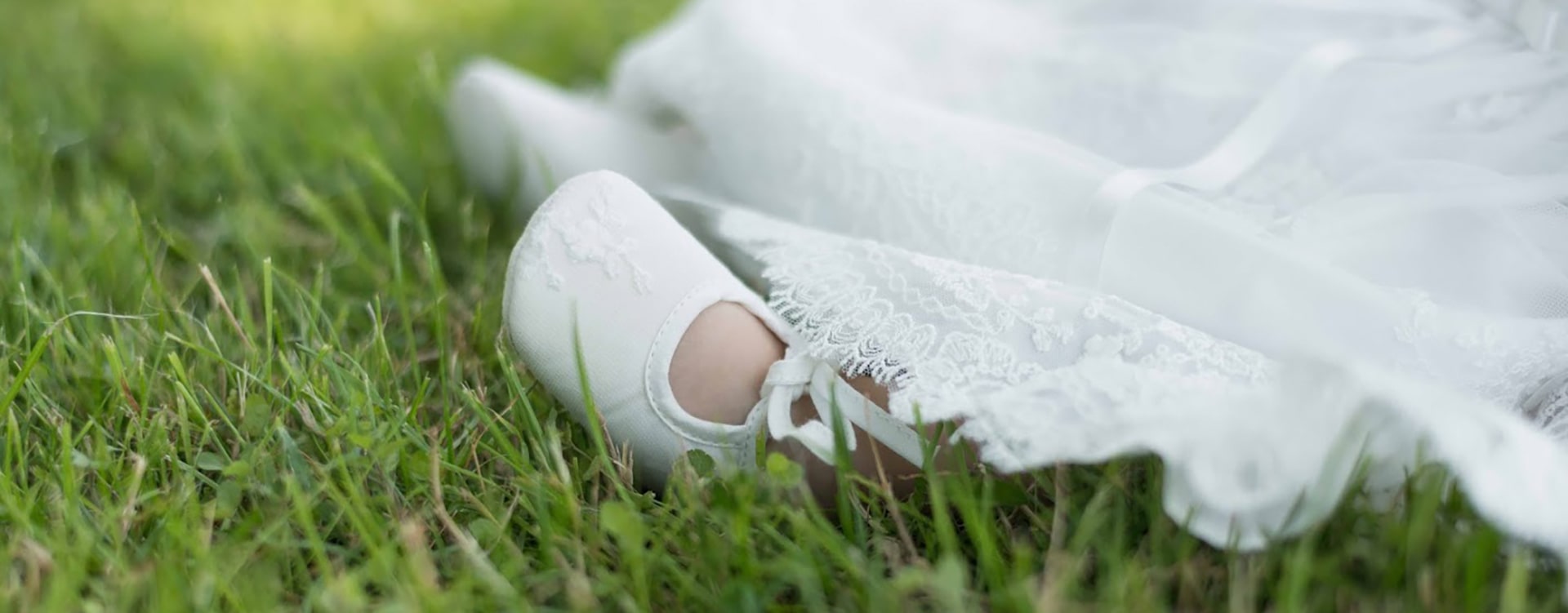Chaussons de baptême bébé fille en tulle brodé blanc cassé. Boutique fil de Légende à Paris, Neuilly-sur-Seine.