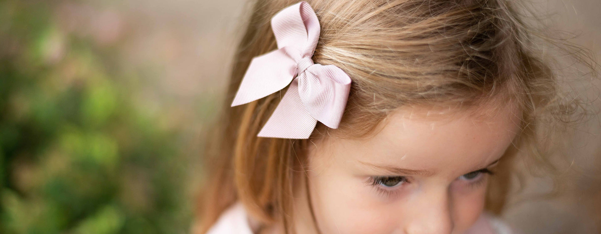 Pince cheveux petite fille avec un noeud en gros grain rose. Boutique Fil de Légende à Paris, Neuilly sur Seine.