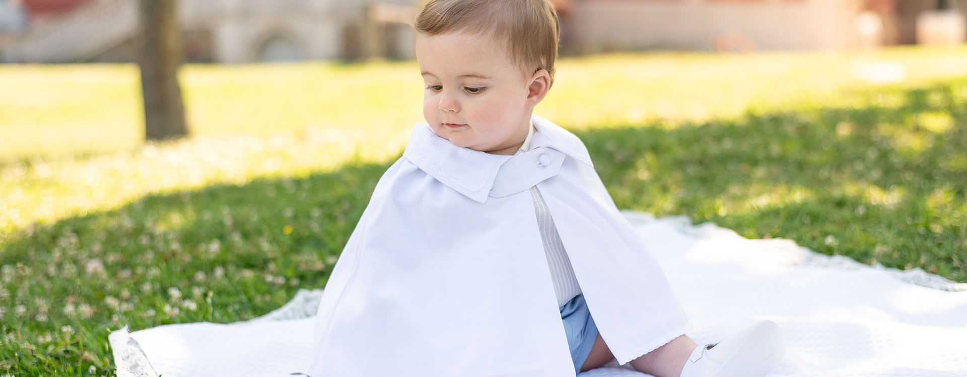 Cape de baptême bébé garçon en coton blanc. Modèle Adrien. Boutique Fil de Légende à Paris, Neuilly-sur-Seine.