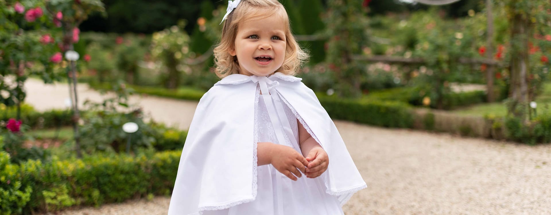 Cape de baptême bebe fille en coton blanc et galon de dentelle. Modèle Valentine. Boutique Fil de Légende à Paris, Neuilly-sur-Seine.