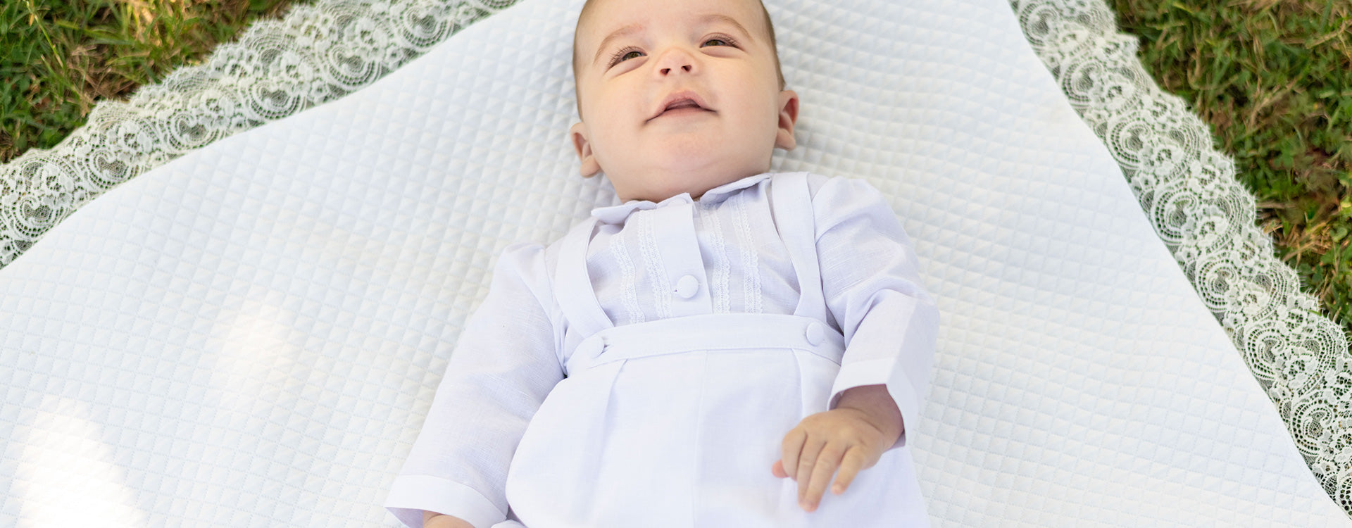 Ensemble de baptême pour bébé garçon avec chemise et salopette bloomer en coton/lin blanc. Modèle Alexandre. Boutique Fil de Légende à Paris, Neuilly-sur-Seine.