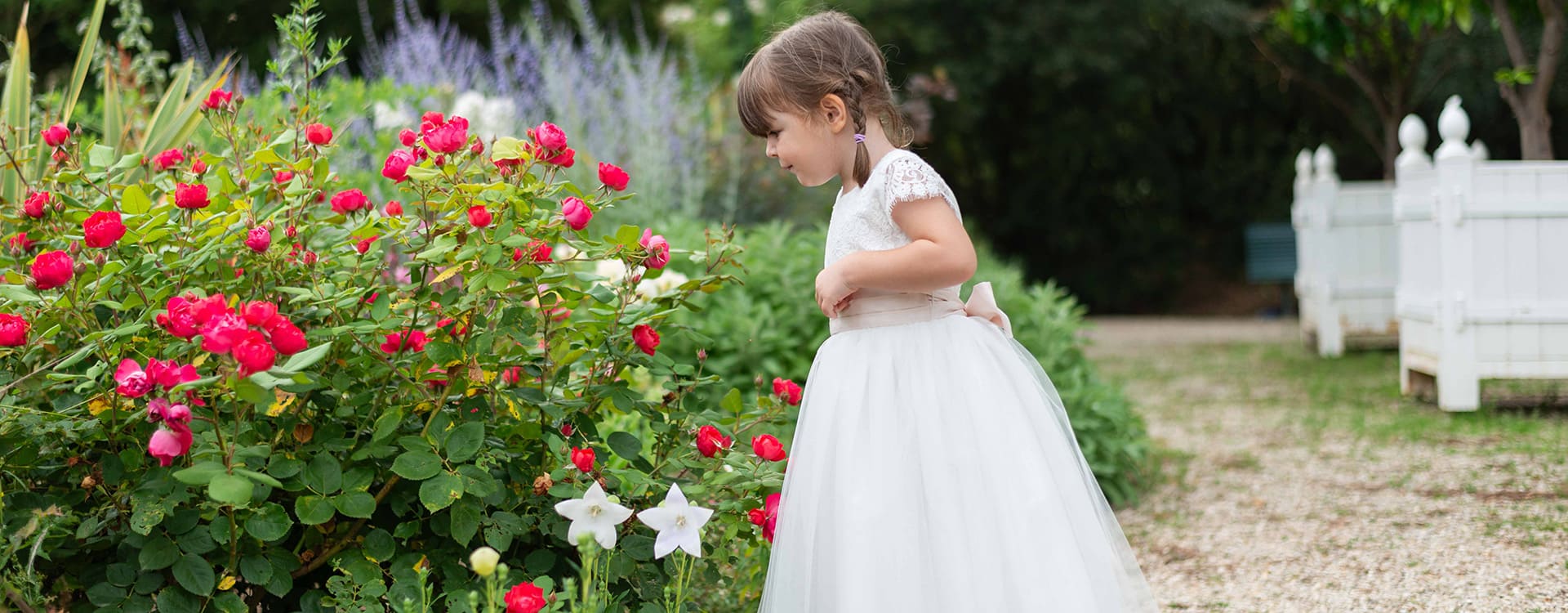 Robe de cérémonie fille en dentelle et tulle, ceinture rose poudré. Modèle Aurélia. Boutique Fil de Légende à Paris, Neuilly-sur-Seine.