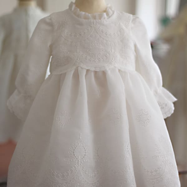 Robe de baptême traditionnelle en mousseline brodée. Modèle Louise. Boutique Fil de Légende à Paris, Neuilly-sur-Seine.