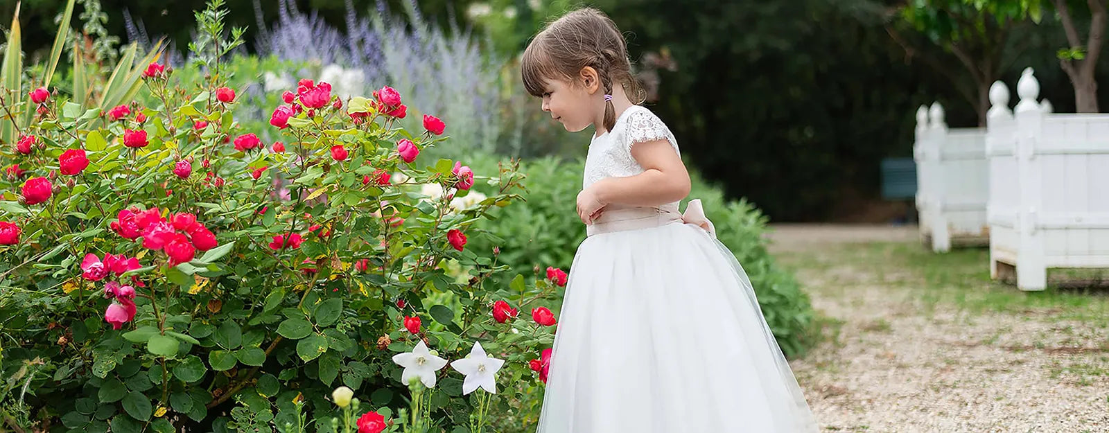 Robe de cérémonie fille en dentelle et tulle, ceinture rose poudré. Modèle Aurélia. Boutique Fil de Légende à Paris, Neuilly-sur-Seine.