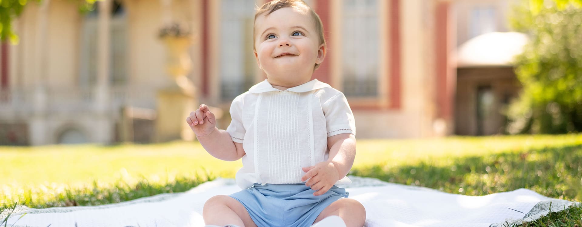 Ensemble cérémonie bébé garçon avec chemise manches courte et short bleu ciel. Modèle Clément. Boutique Fil de Légende à Paris, Neuilly-sur-Seine.