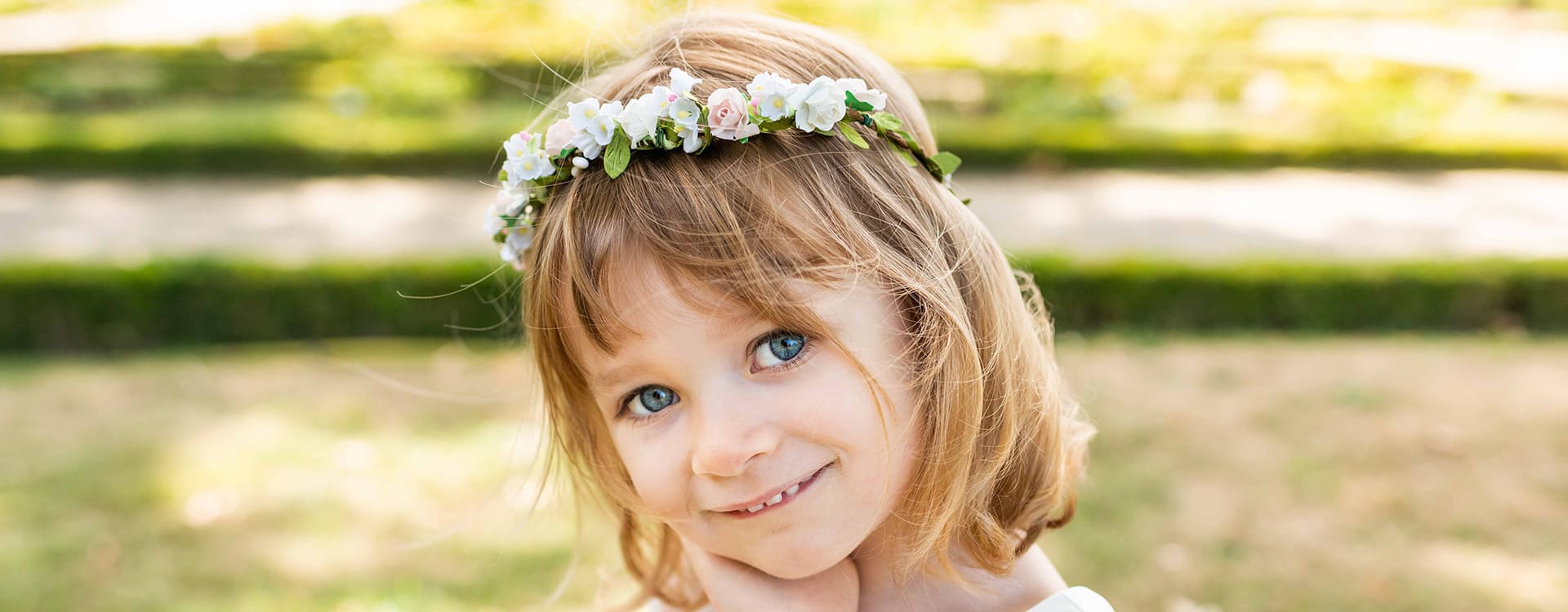 Couronne de fleurs cheveux pour petite fille avec fleurs blanches et roses. Modèle Florine. Boutique Fil de Légende à Paris, Neuilly-sur-Seine. 