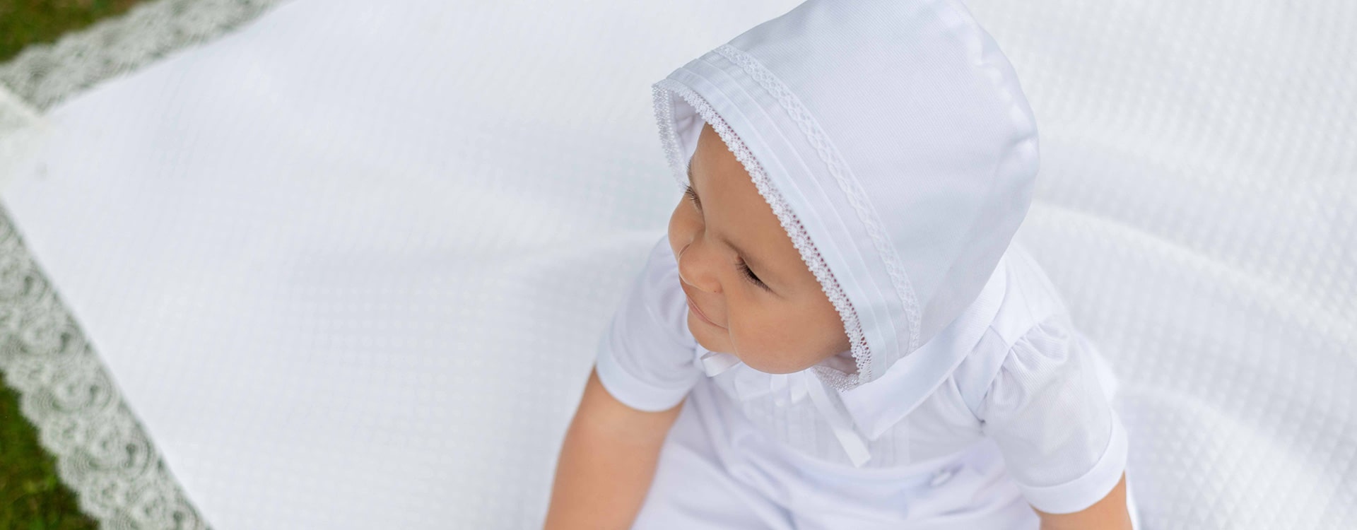 Bonnet de baptême bébé garçon en piqué de coton blanc et dentelle. Modèle Augustin. Boutique Fil de Légende à Paris, Neuilly-sur-Seine.