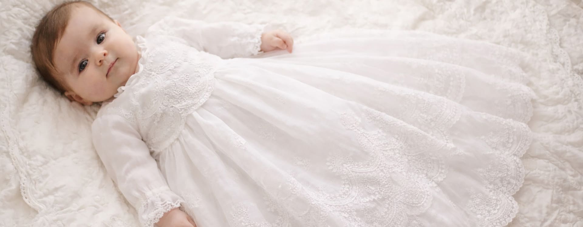 Robe de baptême traditionnelle en mousseline brodée. Boutique Fil de Légende à Paris, Neuilly-sur-Seine.