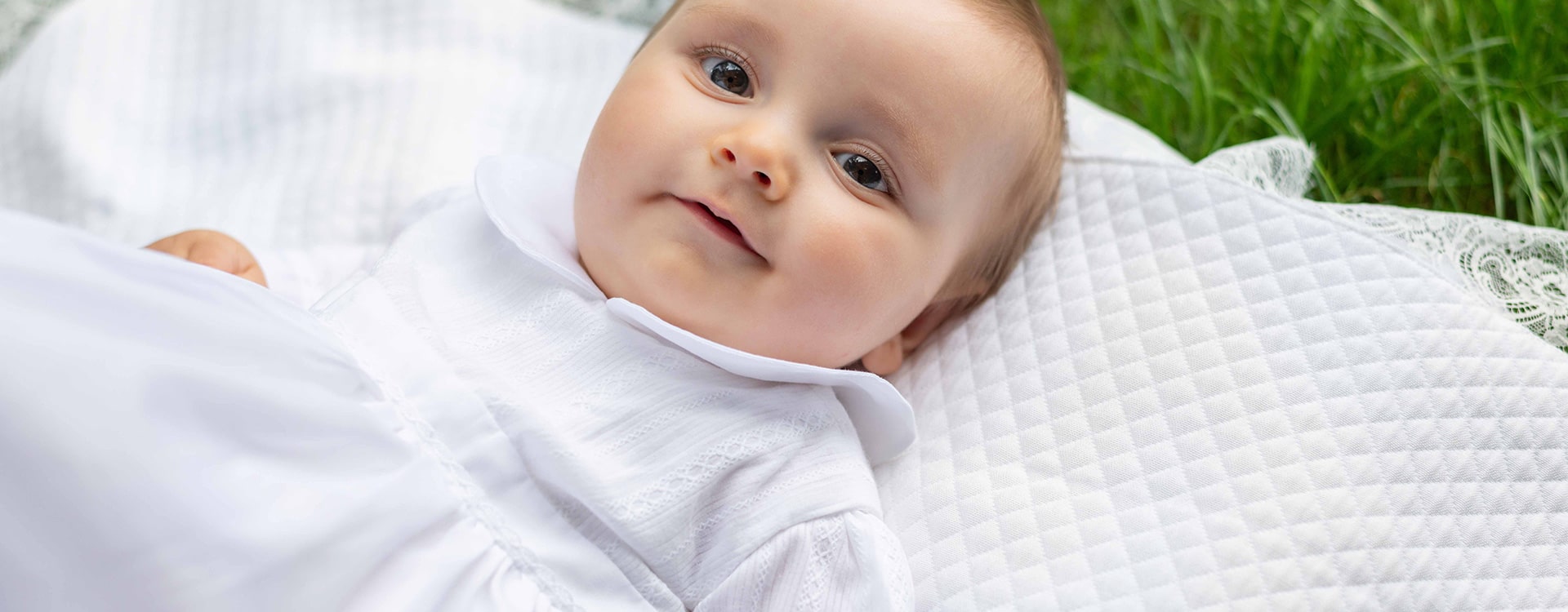 Robe de baptême traditionnelle bébé garçon en coton blanc. Modèle Andrea. Boutique Fil de Légende à Paris, Neuilly-sur-Seine.