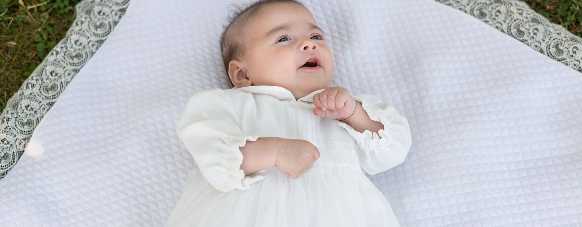 Robe de baptême traditionnelle en mousseline de coton et dentelle. Modèle Augustine. Boutique Fil de Légende à Paris, Neuilly-sur-Seine.