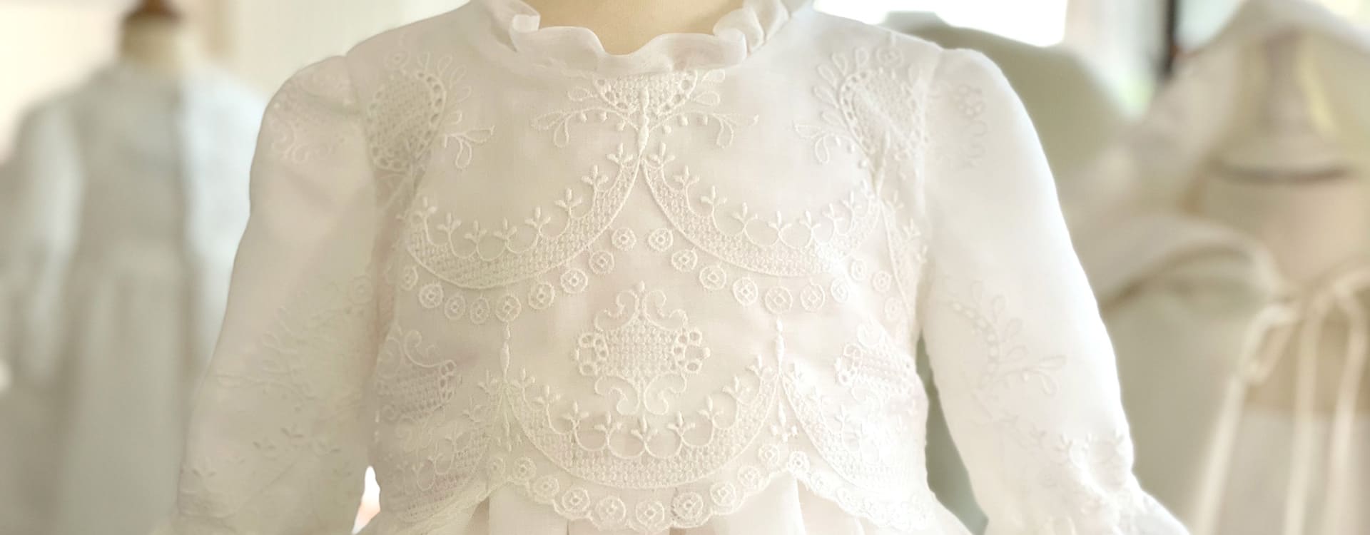 Robe de baptême traditionnelle en mousseline brodée. Modèle Louise. Boutique Fil de Légende à Paris, Neuilly-sur-Seine.