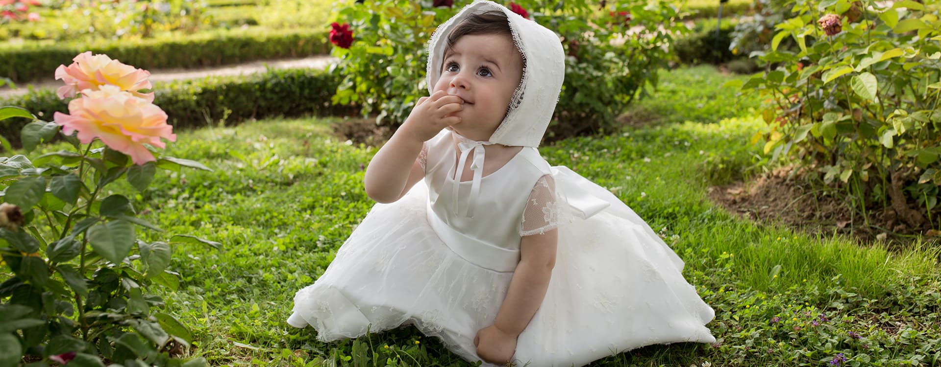 Robe de baptême bébé fille en satin et dentelle de Calais. Modèle Maya. Boutique Fil de Légende à Paris, Neuilly-sur-Seine.