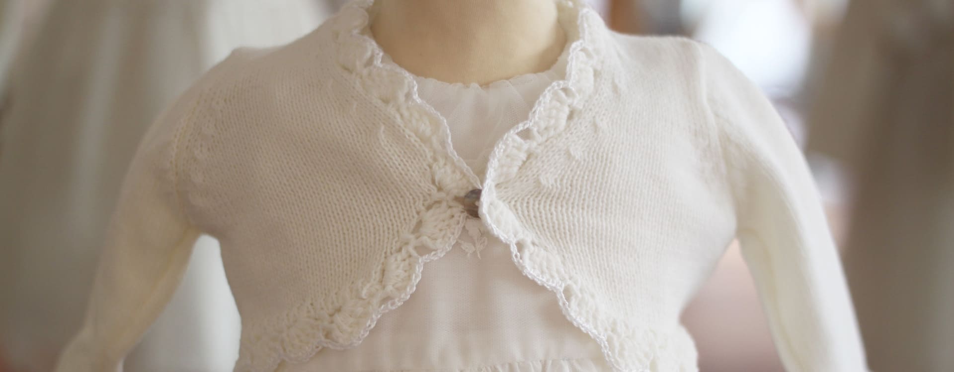 Gilet boléro de cérémonie bébé fille en laine blanche. Boutique Fil de Légende à Paris, Neuilly-sur-Seine.