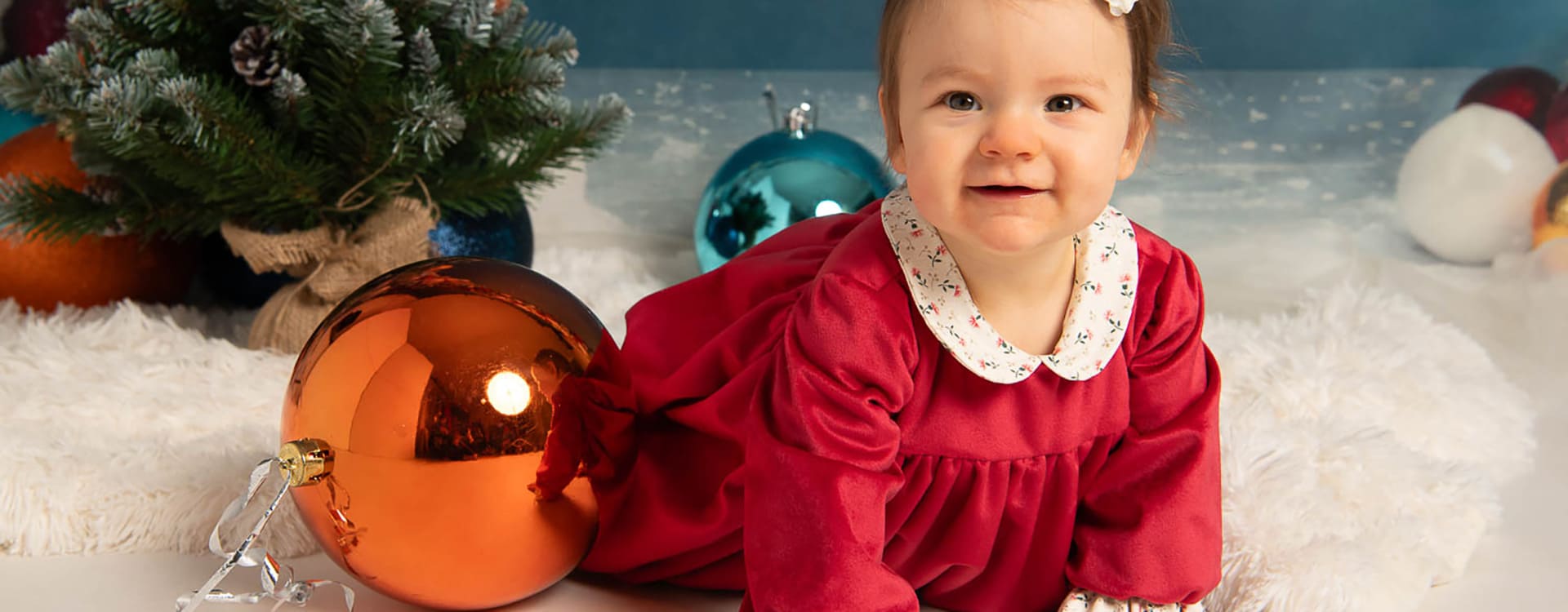 Robe de Noël pour bébé et petite fille en velours rouge et popeline de coton imprimé. Modèle Chloé. Boutique Fil de Légende à Paris, Neuilly-sur-Seine.