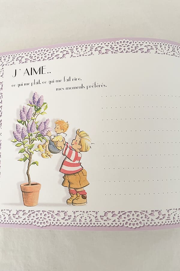 L'album du bébé Les Triplés écrit par Nicole Lambert. Exemplaire dédicacé par l'auteure. Page sur ce qu'aime bébé.