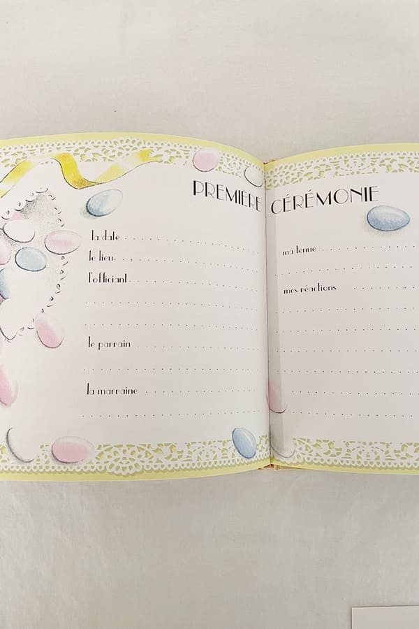 L'album du bébé Les Triplés écrit par Nicole Lambert. Exemplaire dédicacé par l'auteure. Page de la première cérémonie.