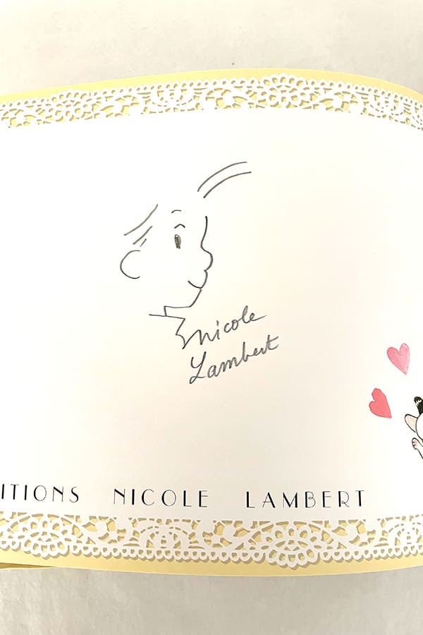 L'album du bébé Les Triplés écrit par Nicole Lambert. Exemplaire dédicacé par l'auteure. Dédicace avec dessin au crayon par Nicole Lambert.