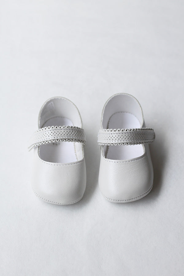 Chaussons ballerines bébé fille  pour cérémonie ou baptême- En cuir blanc cassé avec une fermeture dentelée par scratch - Fil de Légende Paris, Neuilly-sur-Seine.