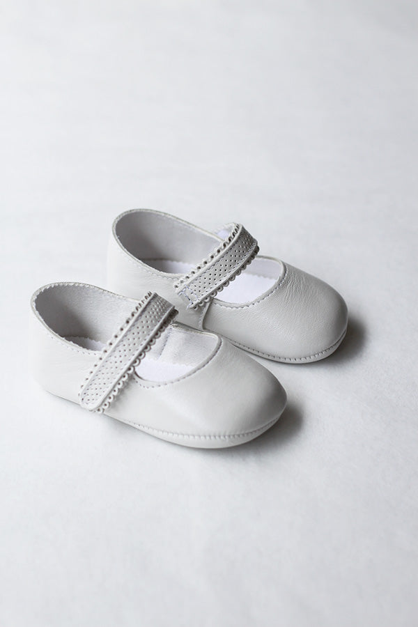 Chaussons ballerines bébé fille en cuir blanc cassé  - pour cérémonie ou baptême - Avec une fermeture dentelée à scratch - Vue sur le coté
