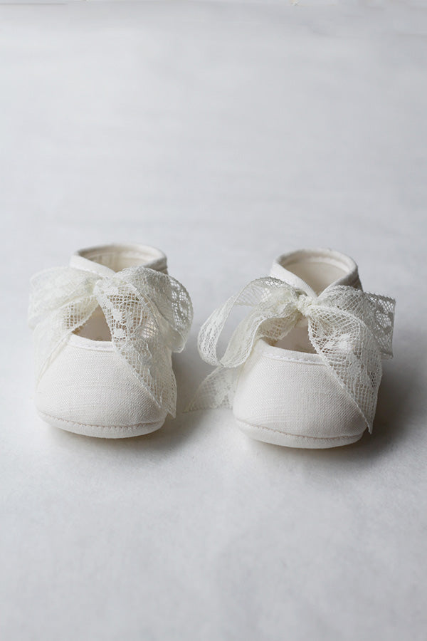 Chaussons bébé fille pour cérémonie ou baptême en lin ivoire avec ruban dentelle. Boutique Fil de Légende à Paris, Neuilly-sur-Seine.