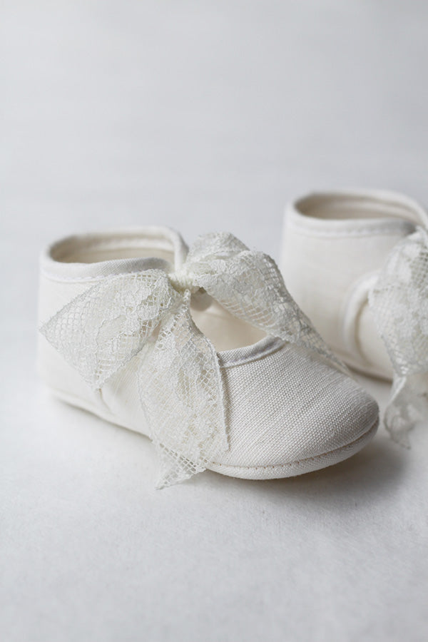 Chaussons bébé fille  en lin ivoire avec ruban dentelle - Pour cérémonie ou baptême - vue de coté