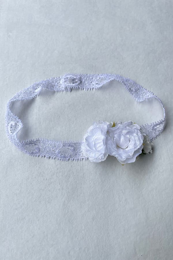 Bandeau cheveux pour bébé fille en dentelle et fleurs blanches. A porter pour un baptême ou une cérémonie. Boutique Fil de Légende à Paris, Neuilly-sur-Seine.