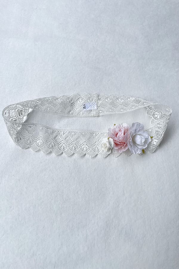 Bandeau cheveux bébé fille en dentelle blanc cassé avec fleurs blanches et roses. A porter pour un baptême ou une cérémonie. Boutique Fil de Légende à Paris, Neuilly-sur-Seine.
