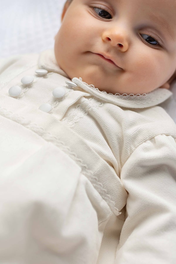 Barboteuse baptême bébé garçon Paul pour l'hiver en velours de coton doublée polaire. Création française Fil de Légende. Photo des détails du corsage.