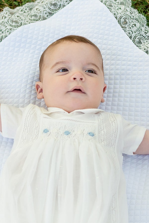 Barboteuse baptême cérémonie bébé garçon été en mousseline avec smocks. Modèle Louis. Création française Fil de Légende. Photo du haut de la barboteuse.