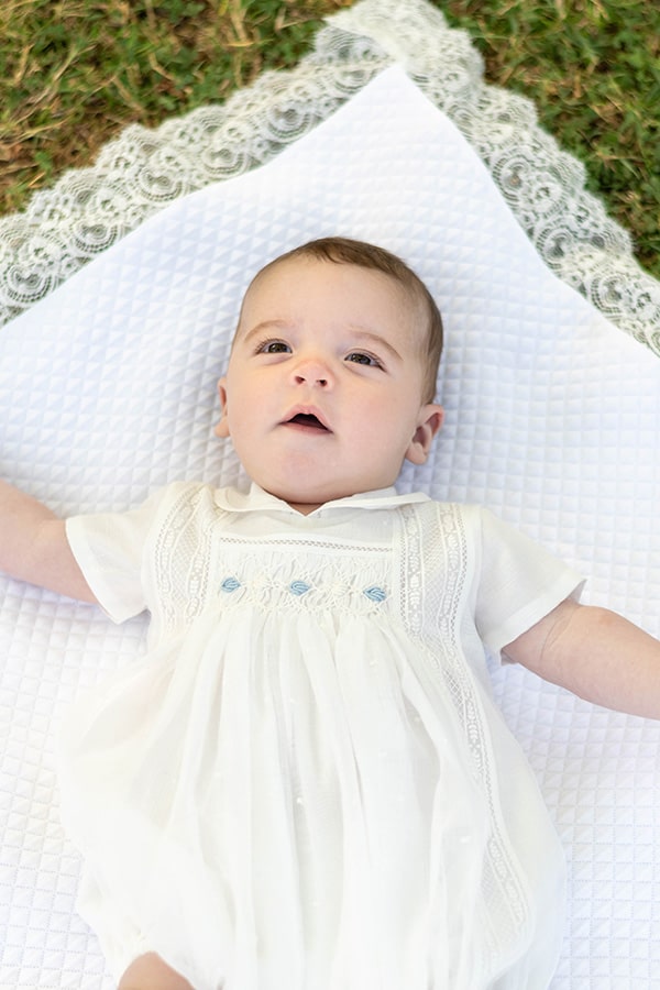 Barboteuse baptême cérémonie bébé garçon été en mousseline avec smocks. Modèle Louis. Création française Fil de Légende. Photo des manches.