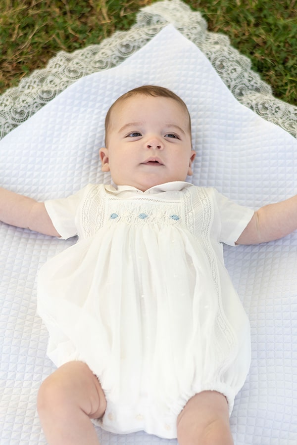 Barboteuse baptême cérémonie bébé garçon été en mousseline avec smocks. Modèle Louis. Création française Fil de Légende. Disponible en ligne et en boutique à Paris, Neuilly sur Seine.