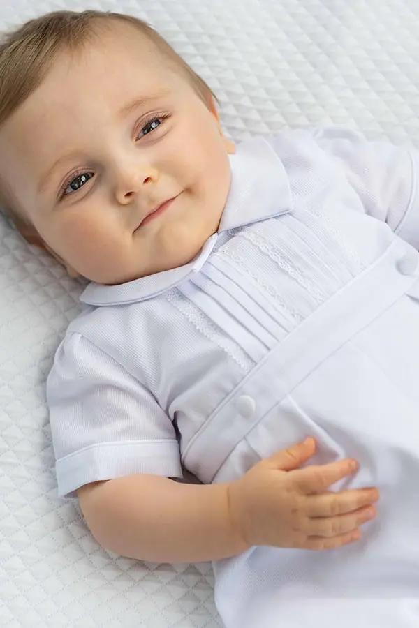 Barboteuse Baptême bébé garçon Augustin en piqué de coton blanc et dentelle de coton. Création française Fil de Légende. Photo du corsage.