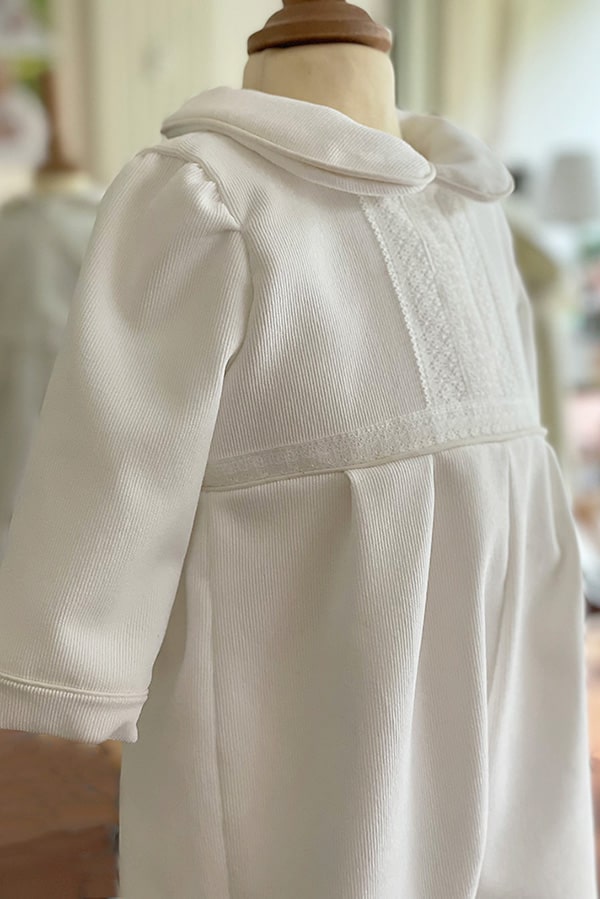 Barboteuse baptême d'hiver bébé garçon Baptiste en velours blanc cassé et dentelle de Calais. Doublure polaire. Création française Fil de Légende. Photo des manches.