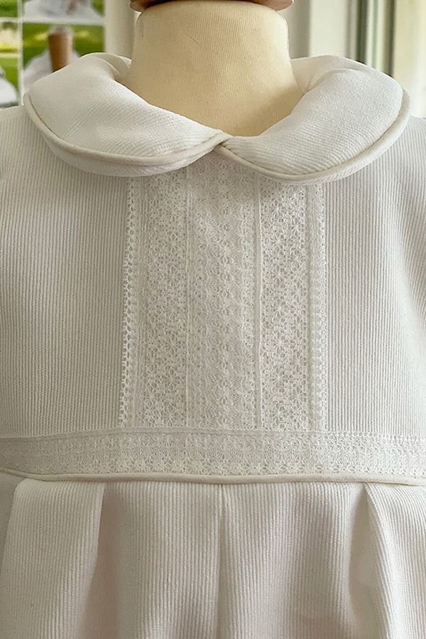 Barboteuse baptême d'hiver bébé garçon Baptiste en velours blanc cassé et dentelle de Calais. Doublure polaire. Création française Fil de Légende. Photo de la dentelle.