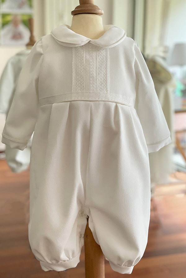 Barboteuse baptême d'hiver bébé garçon Baptiste en velours blanc cassé et dentelle de Calais. Doublure polaire. Création française Fil de Légende. Disponible en ligne et en boutique à Paris, Neuilly-sur-Seine.