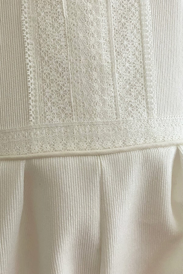 Barboteuse baptême d'hiver bébé garçon Baptiste en velours blanc cassé et dentelle de Calais. Doublure polaire. Création française Fil de Légende. Photo du gros plan de la dentelle.