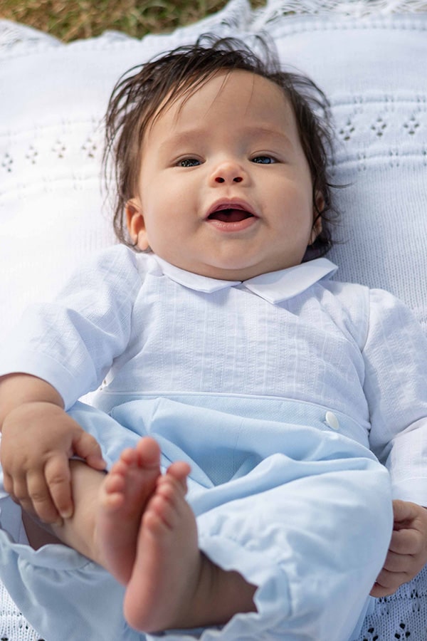 Barboteuse cérémonie bébé garçon Hugo. Corsage en coton brodé blanc. Pantalon en coton bleu ciel. Création française Fil de Légende. Photo du corsage.