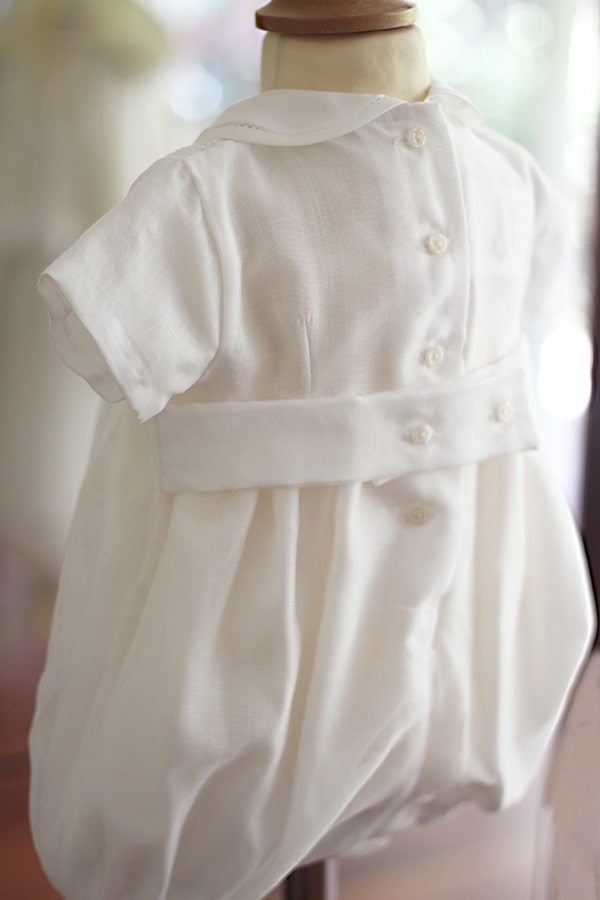 Barboteuse baptême cérémonie bébé garçon été en mousseline avec smocks. Modèle Louis. Création française Fil de Légende. Photo du dos de la barboteuse.