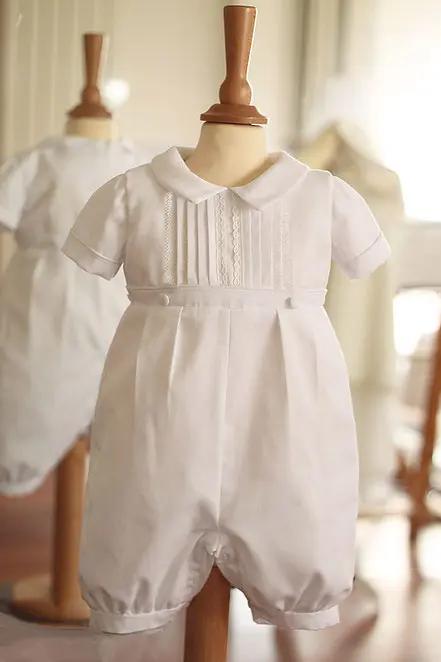 Barboteuse Baptême bébé garçon Augustin en piqué de coton blanc et dentelle de coton. Création française Fil de Légende. Disponible en ligne et en boutique à Paris, Neuilly-sur-Seine