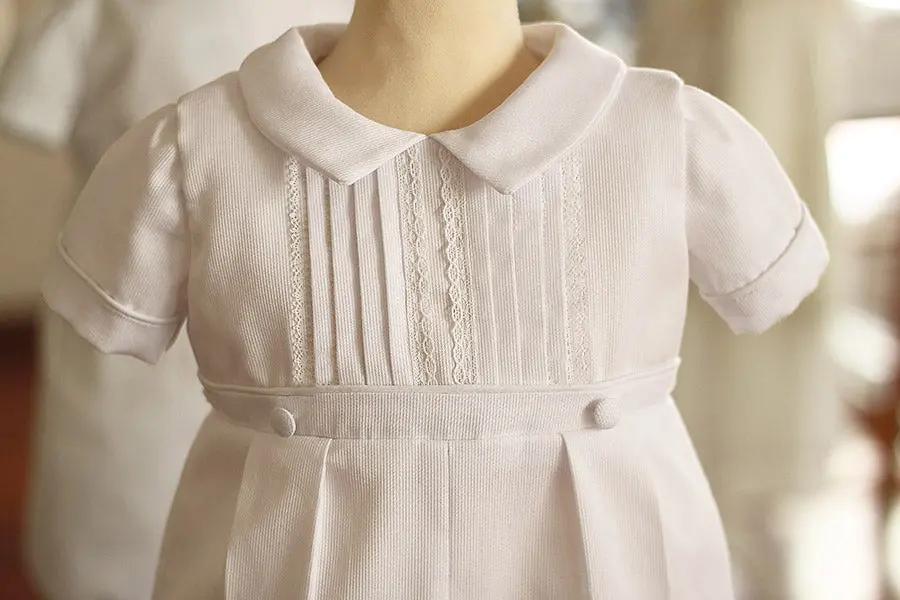 Barboteuse Baptême bébé garçon Augustin en piqué de coton blanc et dentelle de coton. Création française Fil de Légende. Photo des détails du corsage.