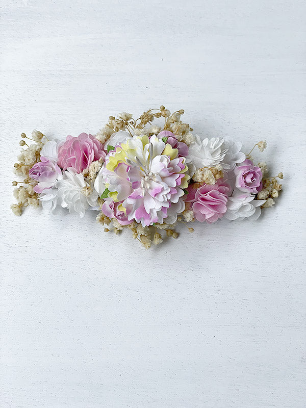 Barrette cheveux pour petite fille avec des fleurs roses et blanches. Parfait pour coiffures de cérémonie. Boutique Fil de Légende à Paris, Neuilly-sur-Seine.