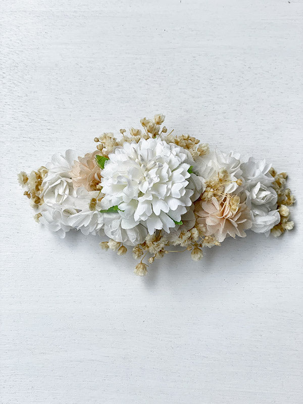 Barrette cheveux pour petite fille avec des fleurs blanches et beiges. idéal pour coiffure de cérémonie. Boutique Fil de Légende à Paris, Neuilly-sur-Seine