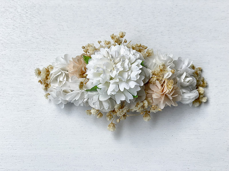 Barrette cheveux pour petite fille avec des fleurs blanches et beiges. idéal pour coiffure de cérémonie. Photo de la barrette en gros plan.