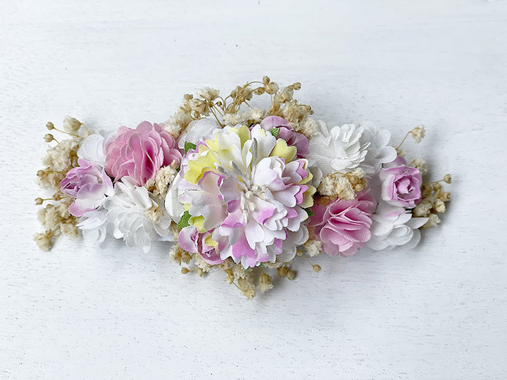 Barrette cheveux pour petite fille avec des fleurs roses et blanches. Parfait pour coiffures de cérémonie. Photo de la barrette en gros plan.