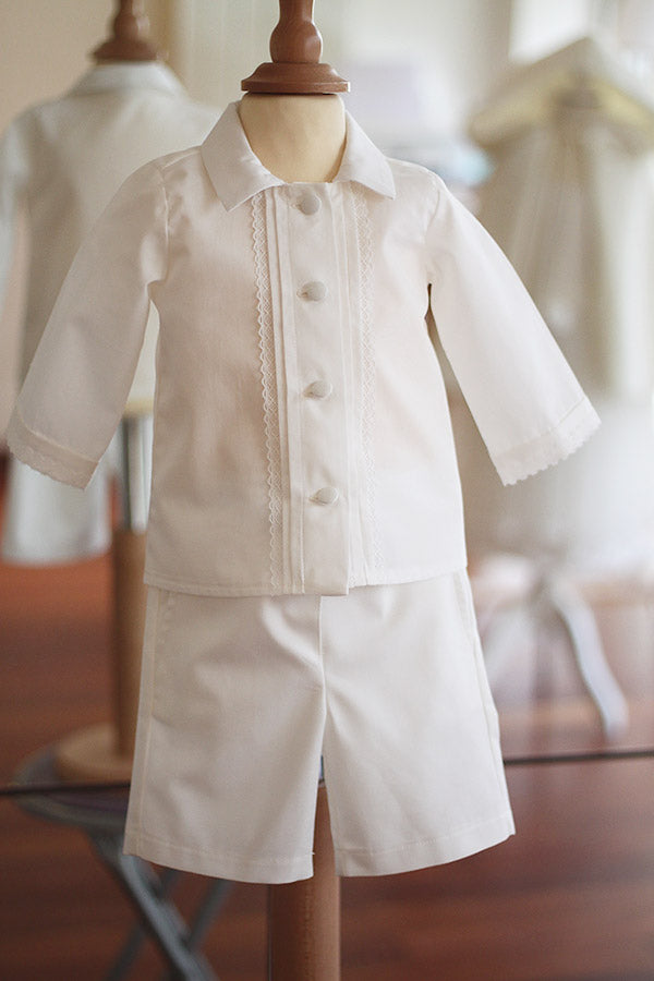 Bermuda cérémonie bébé garçon Oscar en coton blanc cassé. Création française Fil de Légende. Disponible en ligne ou en boutique à Paris, Neuilly-sur-Seine.