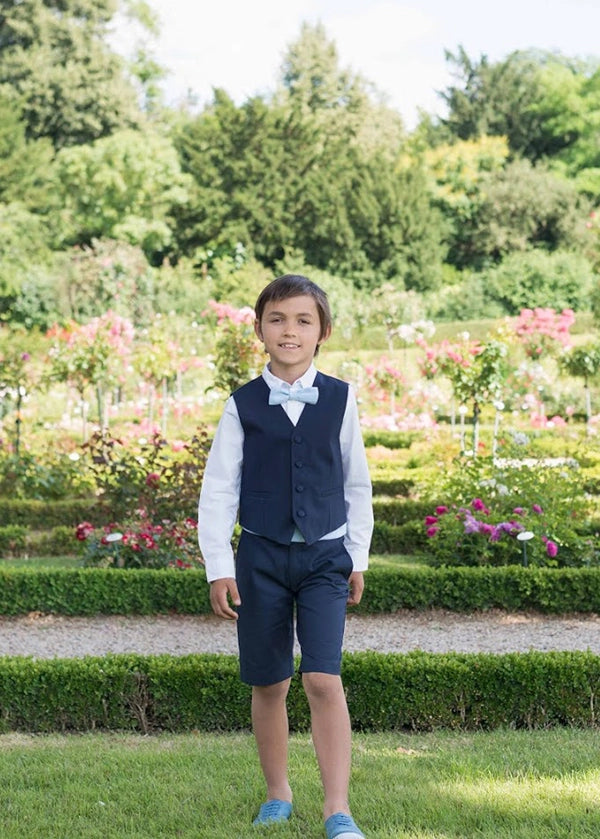 Bermuda cérémonie garçon en coton bleu marine. Création française Fil de Légende. Disponible en ligne et en boutique à Paris, Neuilly-sur-Seine.