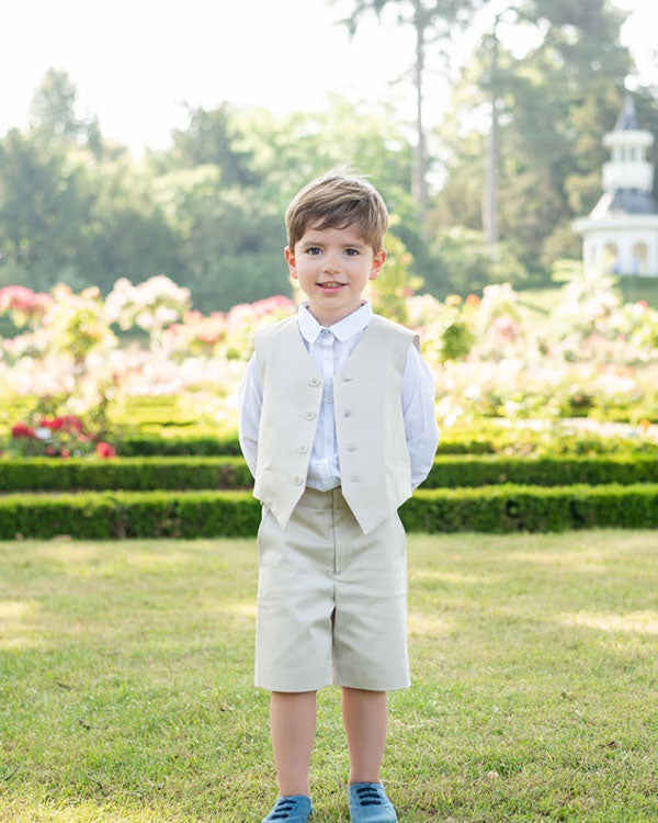 Bermuda et gilet de cérémonie garçon en coton beige. Création française Fil de Légende. Photo du bermuda porté avec le gilet de cérémonie assorti.